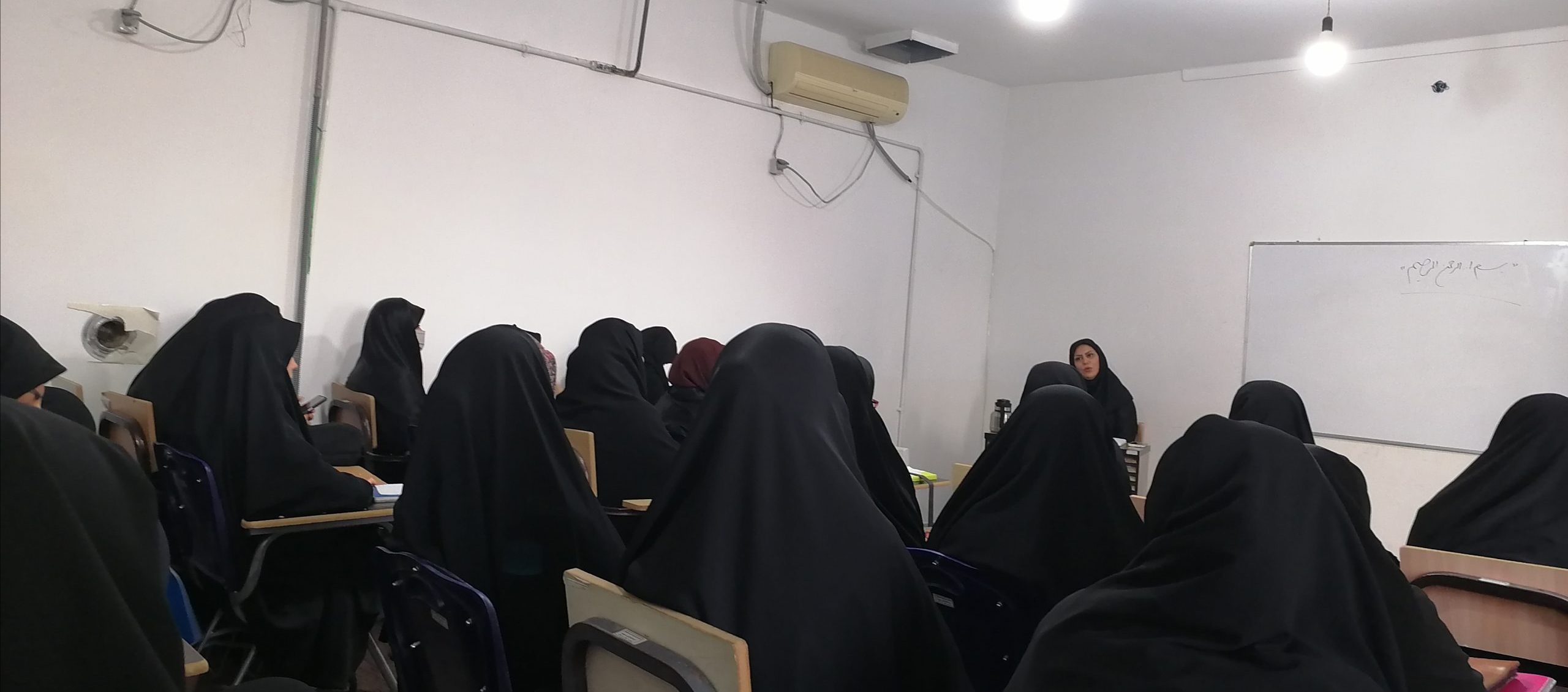 حضور کارشناس بهداشت از مرکز جامع سرطان بیمارستان پیمانیه به منظور آگاهی بخشی طلاب از نحوه پیشگیری وتشخیص زود هنگام بیماری سرطان سینه صبح امروز در مدرسه علمیه حضرت نرگس علیها السلام